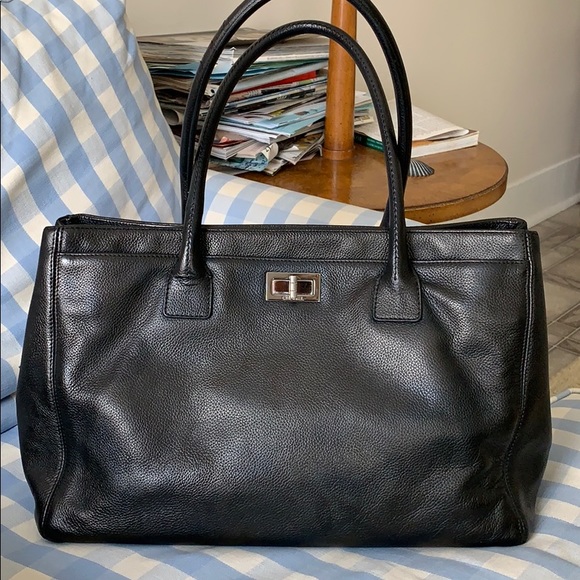 πCloset closing! Authentic Chanel reissues handbag, great for working bag - Picture 1 of 13